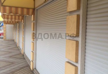Накрытие из маркизной ткани и защитные роллеты на торговых бутиках