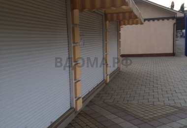 Накрытие из маркизной ткани и защитные роллеты на торговых бутиках