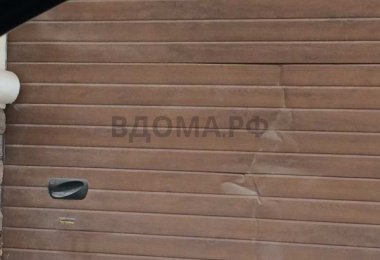 Последствия удара авто в секционные ворота