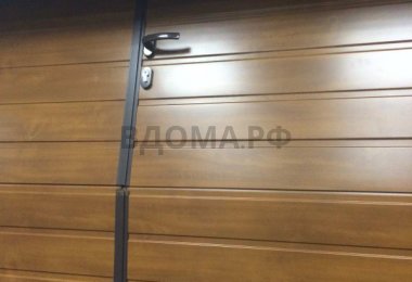 Секционные ворота с калиткой