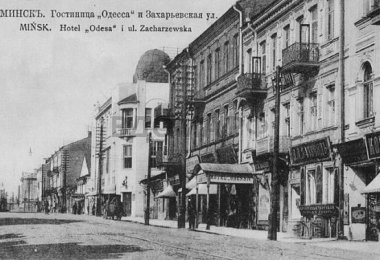 Маркизы над окнами гостиницы