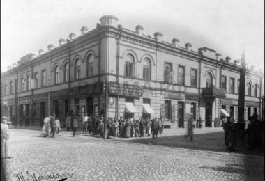 Маркизы над окнами магазина