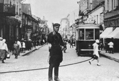 Маркизы и регулировщик. 1932 год