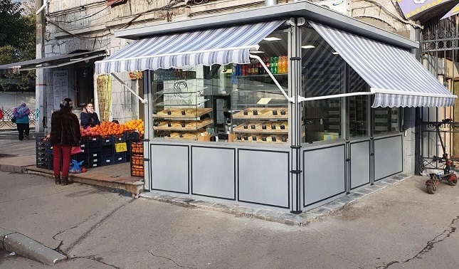 Компания «Вдома» на собственном опыте проверила, насколько реклама, расположенная на волане маркизы-козырька, оказалась эффективной