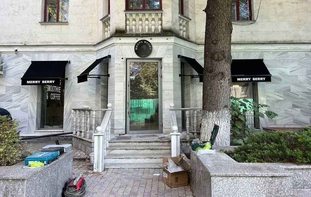 Вам поможет маркиза. Симферополь сегодня приобретает все более европейский вид, украшаясь стильной и сдержанной рекламой ведущих брендов