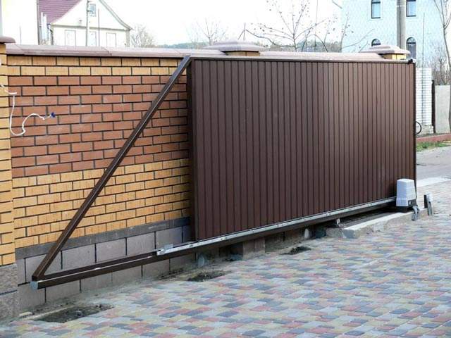 Откатные ворота из коричневого профлиста с приводом DoorHan в Севастополе